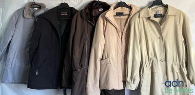 trois manteaux accrochés à un mur, avec un porte-manteau devant eux