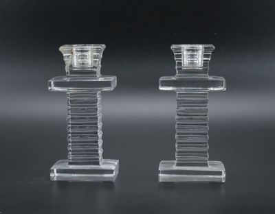 une paire de bougeoirs en verre transparent sur fond noir