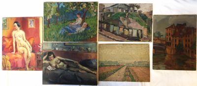 de nombreux tableaux accrochés au mur d'une pièce
