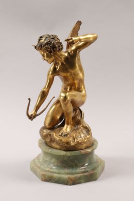 figurine en bronze représentant un garçon tirant à l'arc, posée sur un socle en marbre