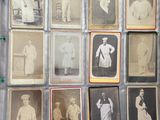Plusieurs vieilles photographies d'hommes et de femmes sont exposées dans une vitrine.