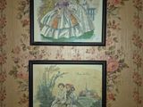 deux photos encadrées représentant des femmes en robe, accrochées au mur