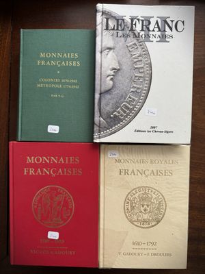 trois livres posés sur une table, avec une pièce de monnaie dessus