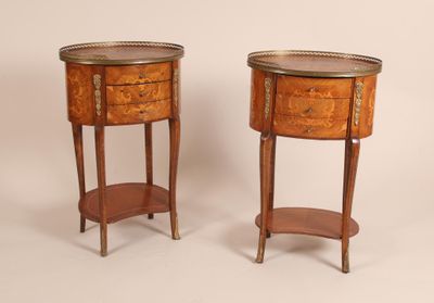 paire de tables de chevet incrustées de style Louis XVI
