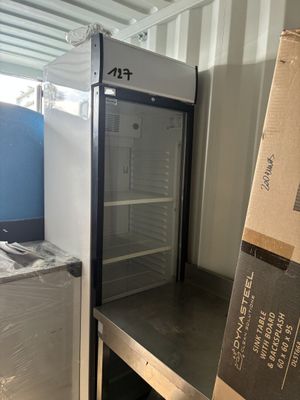 un réfrigérateur et un congélateur dans une pièce où se trouvent des cartons