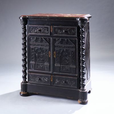 une photo d'une armoire en bois noir dont les portes sont ornées de sculptures