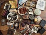 une table en bois sur laquelle sont posés de nombreux livres et d'autres objets