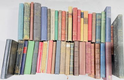 beaucoup de livres empilés les uns sur les autres sur une étagère