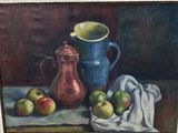 un tableau représentant un pichet et des pommes posés sur une table