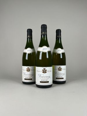trois bouteilles de vin posées l'une à côté de l'autre sur une table