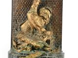 statue représentant un homme et une femme dans un bateau, posée sur un socle en marbre
