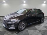 une voiture noire est garée sur le sol en damier d'un garage