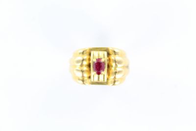 un gros plan d'une bague en or sertie d'un rubis