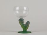 un verre contenant une plante, posé sur un socle