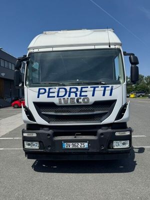un camion blanc garé dans un parking