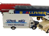 un camion miniature avec une remorque et d'autres véhicules miniatures
