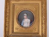 une vieille photo d'une femme en robe blanche dans un cadre doré