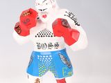 figurine représentant un homme portant des gants de boxe, sur fond blanc