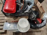 une pile d'objets assortis sur une palette