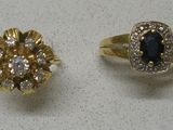 deux bagues en or serties de diamants et de saphirs sur un fond blanc