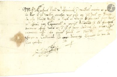 un vieux morceau de papier sur lequel on a écrit, posé sur une table