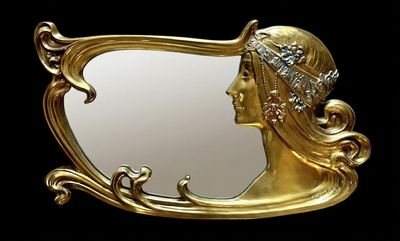 un miroir doré dans lequel se reflète la tête d'une femme