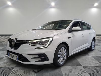 la voiture blanche est garée sur un carrelage à carreaux