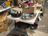 une table avec beaucoup d'objets dans une pièce