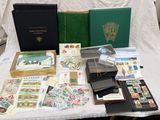une table sur laquelle sont posés de nombreux timbres et livres