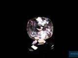 gros plan d'un diamant blanc sur une surface noire