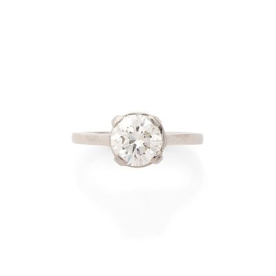 une bague en or blanc sertie d'un diamant rond taille brillant