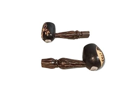 Lot: deux petite pipes en bois sculpté d'une tête et de moti…