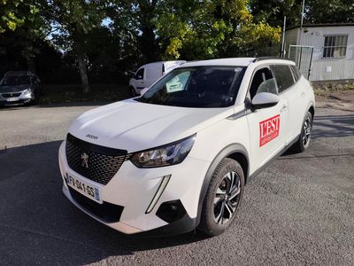 Le SUV blanc est garé sur un parking, avec des arbres en arrière-plan.