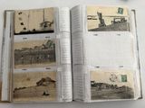 un livre ouvert sur lequel sont posées plusieurs vieilles photos