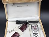 une image représentant une montre et un couteau dans une boîte posée sur une table