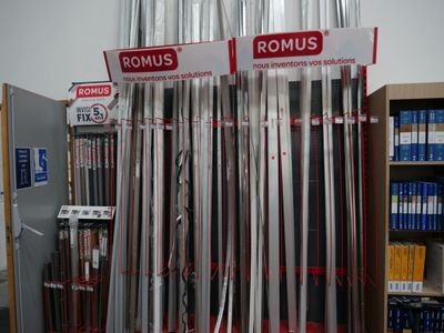 un grand nombre d'articles exposés dans le magasin