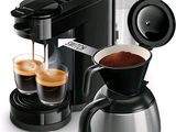 une cafetière et deux tasses de café placées l'une à côté de l'autre