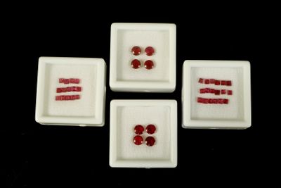 RUBIS. Lot de rubis en taille carrée et en cabochon totalisa…