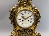 une horloge en or avec des chiffres romains sur le cadran