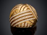 une bague en or et diamants, par van cleef
