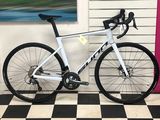 un vélo posé sur un sol à damier