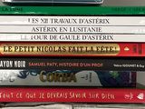 plusieurs livres empilés sur une table