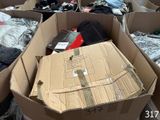 de nombreux cartons de vêtements et d'autres objets dans une pièce