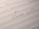 un gros plan d'un morceau de papier sur lequel on a écrit