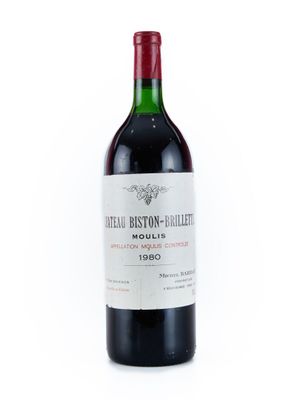 la bouteille de vin rouge est posée sur une surface blanche