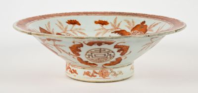 un bol blanc orné d'un motif marron et rouge