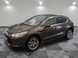 la voiture marron est garée dans le garage sur un sol en damier