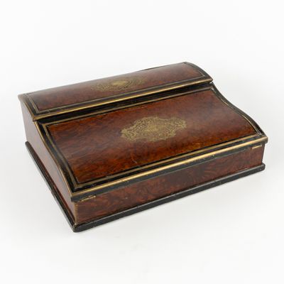 une boîte ancienne en bois dont le couvercle est orné de motifs dorés