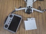 une télécommande, un téléphone portable et une télécommande posée sur une table