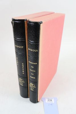 deux livres posés l'un sur l'autre sur une table